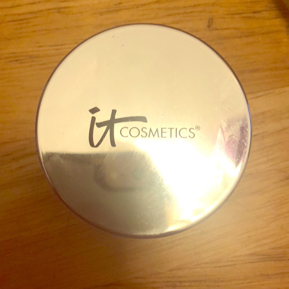 It cosmetics tinted skin blurring finishing powder